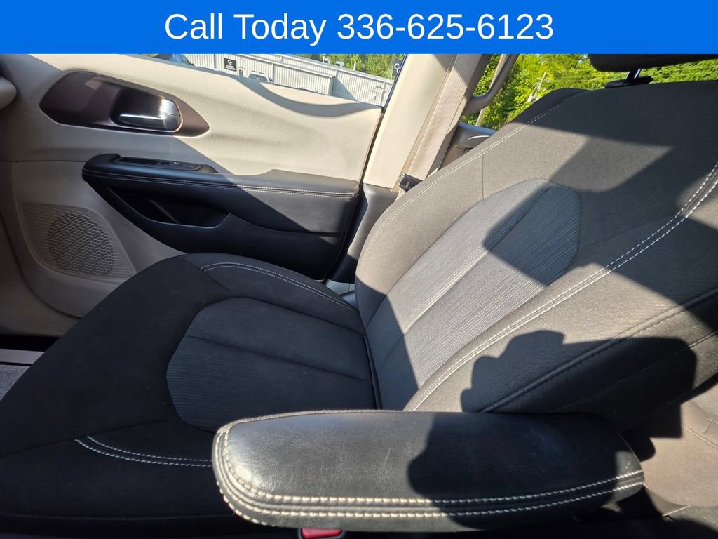 Used 2023 Chrysler Voyager LX FWD image 13