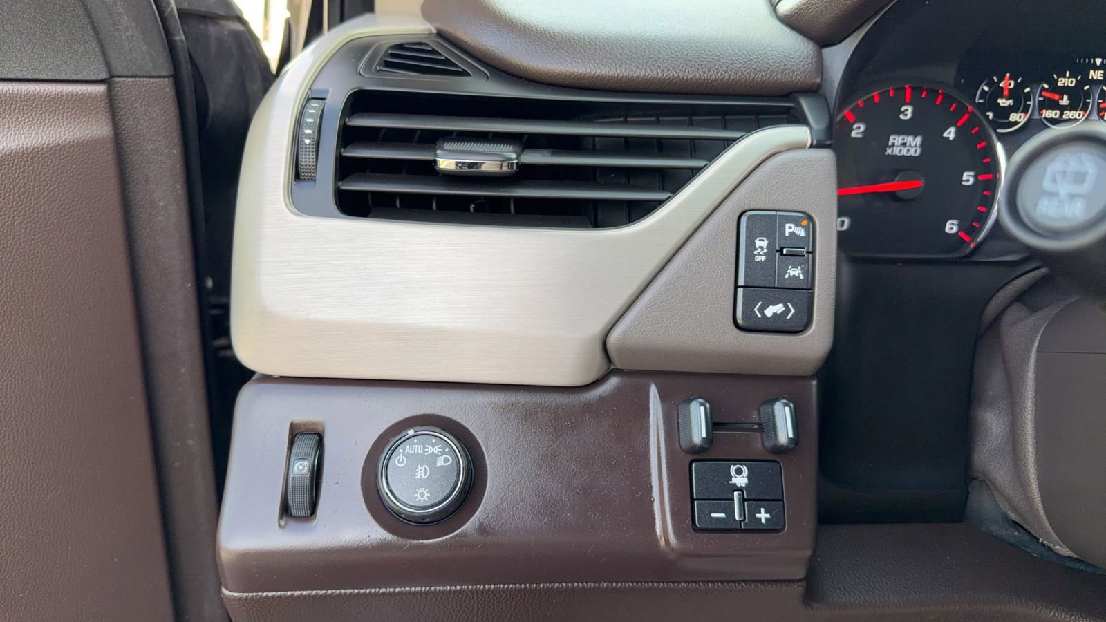 Used 2016 GMC Yukon XL Denali image 18