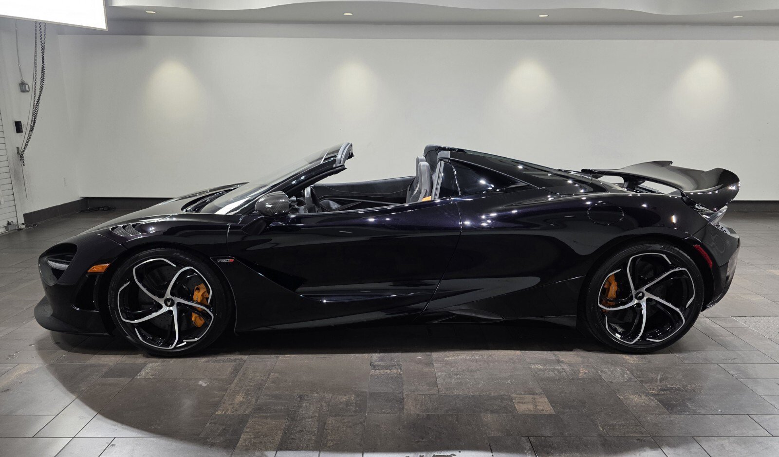 Used 2025 McLaren 750S Spider RWD image 3