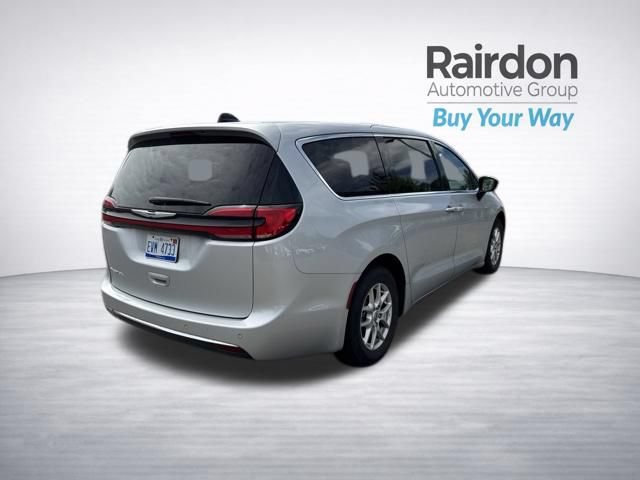 Used 2024 Chrysler Pacifica Touring-L FWD image 7