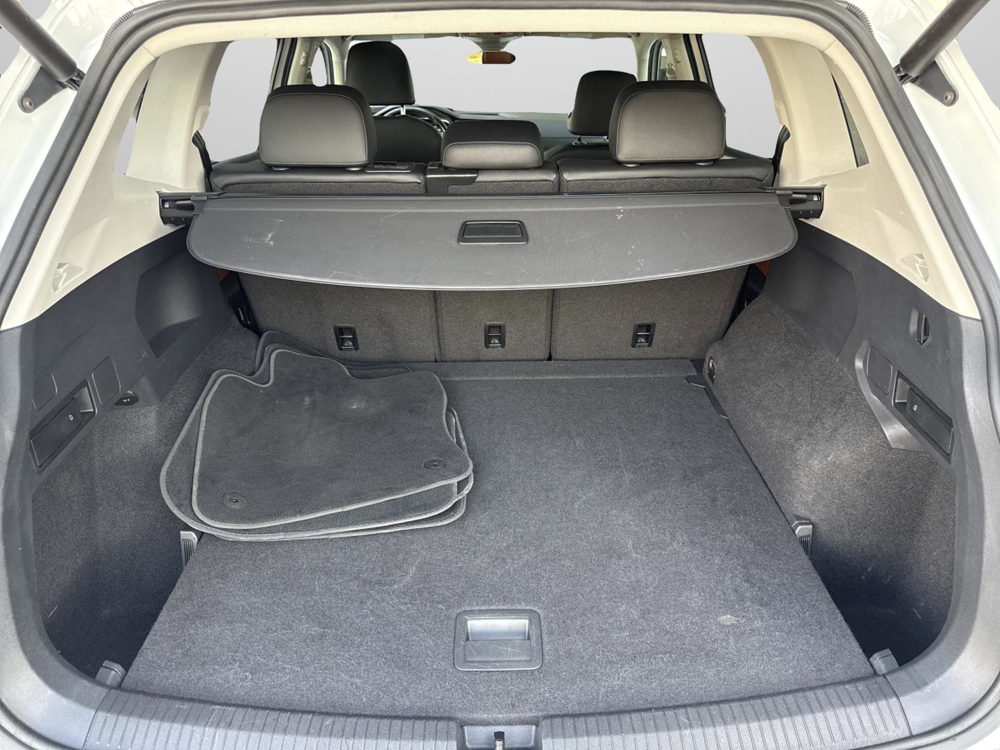 Used 2019 Volkswagen Tiguan SEL Premium image 40