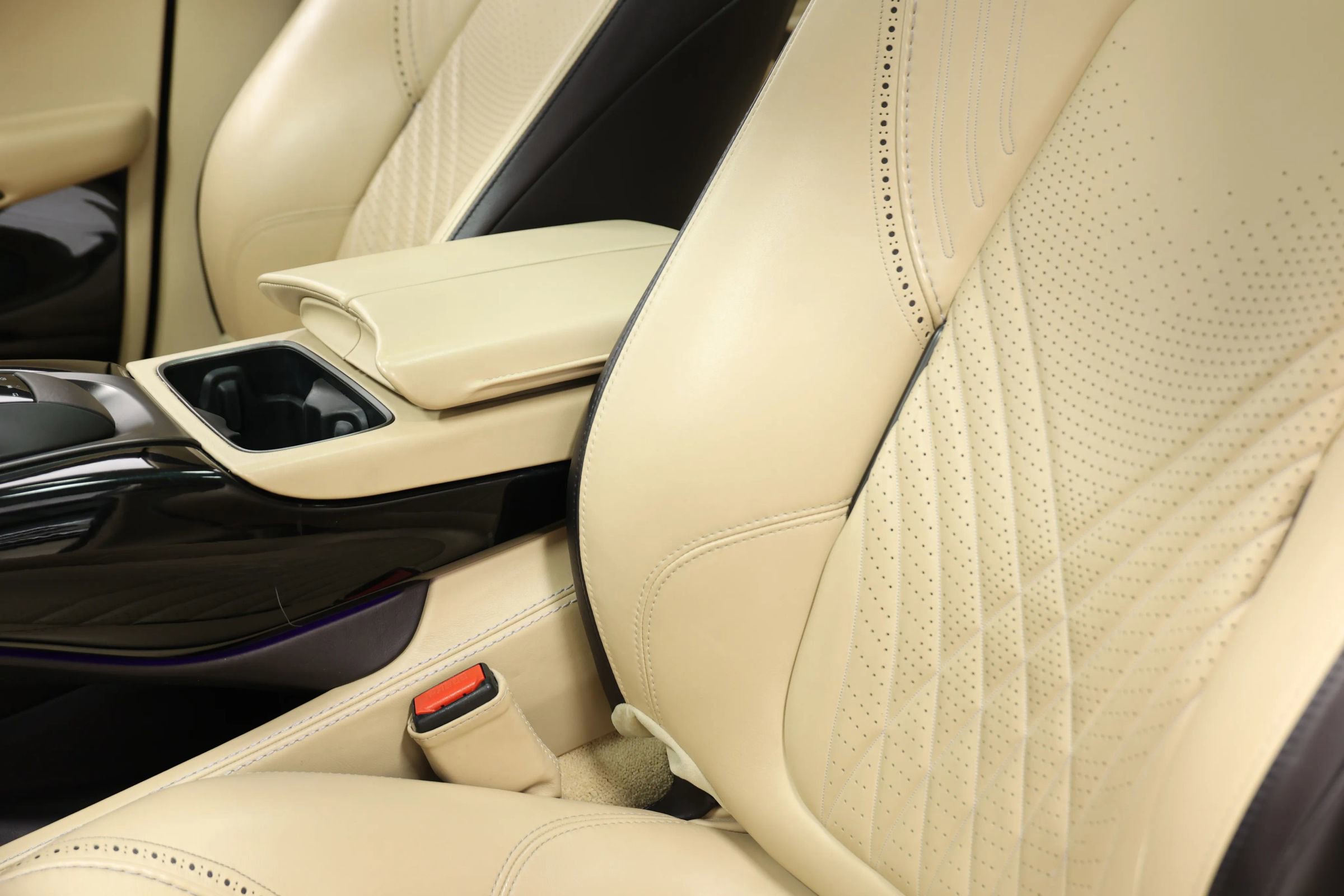 Used 2021 Aston Martin DBX image 18