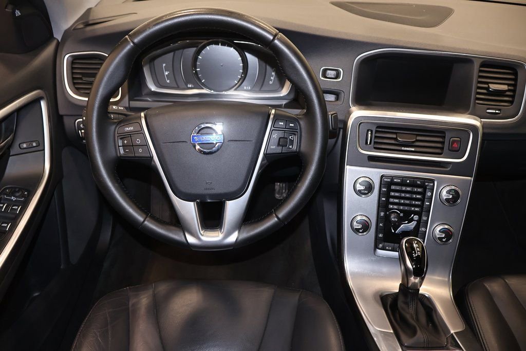 Used 2017 Volvo S60 T5 Inscription image 23