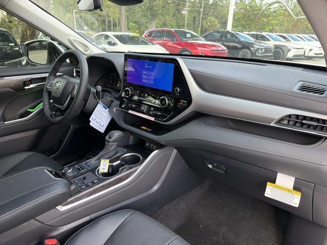 New 2026 Toyota Highlander Platinum AWD/4WD image 18