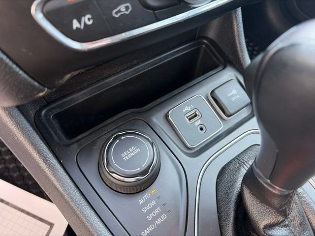 Used 2020 Jeep Cherokee Latitude Plus w/ Cold Weather Group AWD/4WD image 26