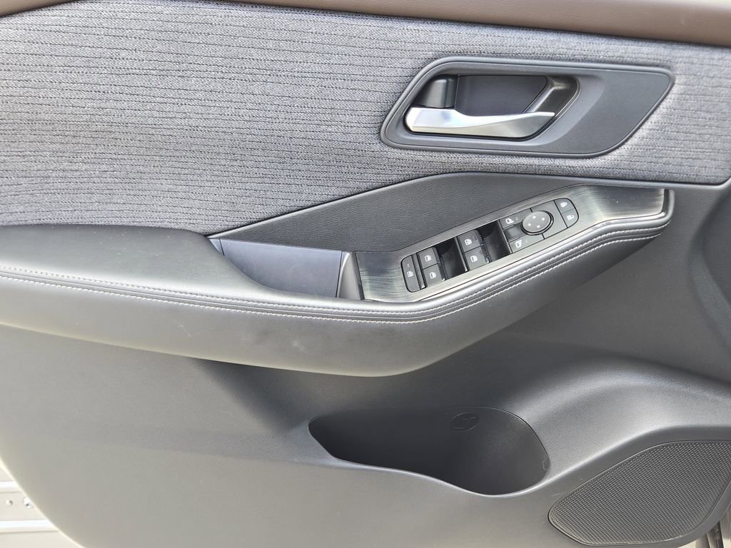 Used 2022 Nissan Rogue SV image 30