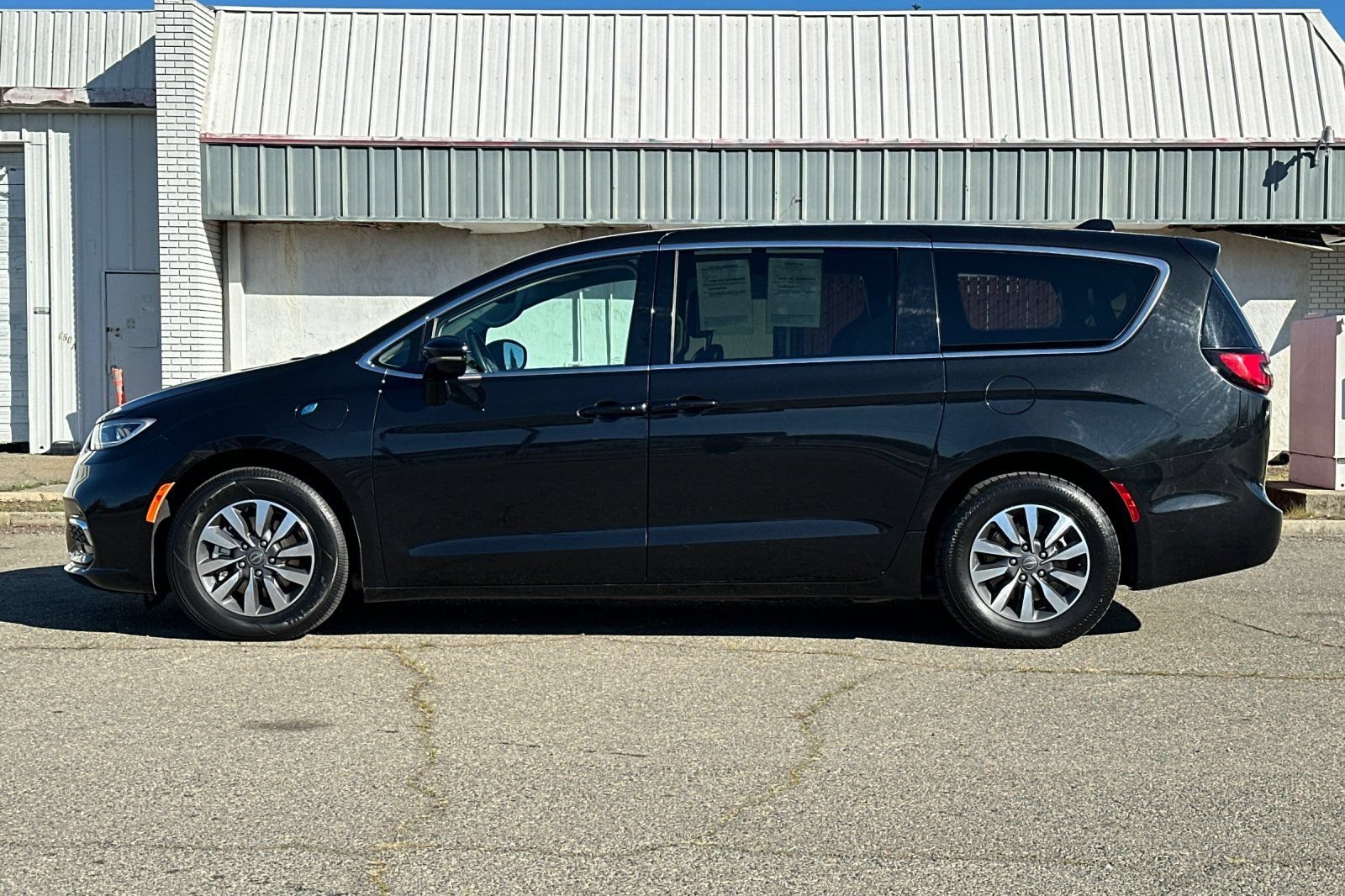 Used 2024 Chrysler Pacifica Limited FWD image 9