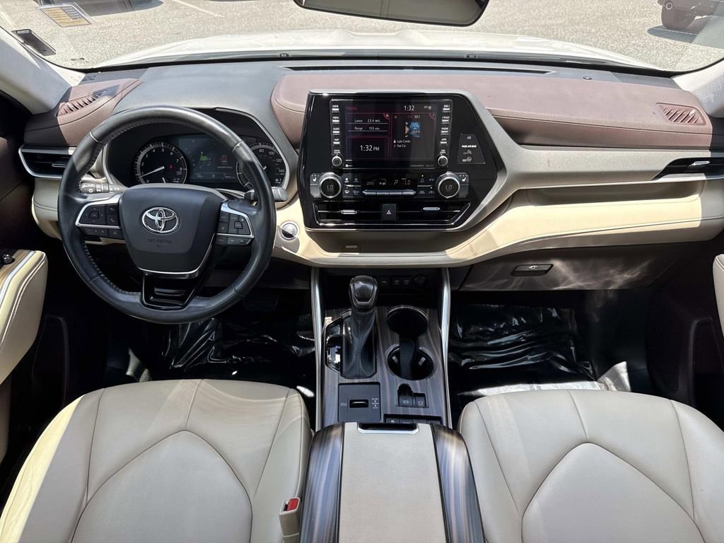 Used 2021 Toyota Highlander XLE FWD image 21