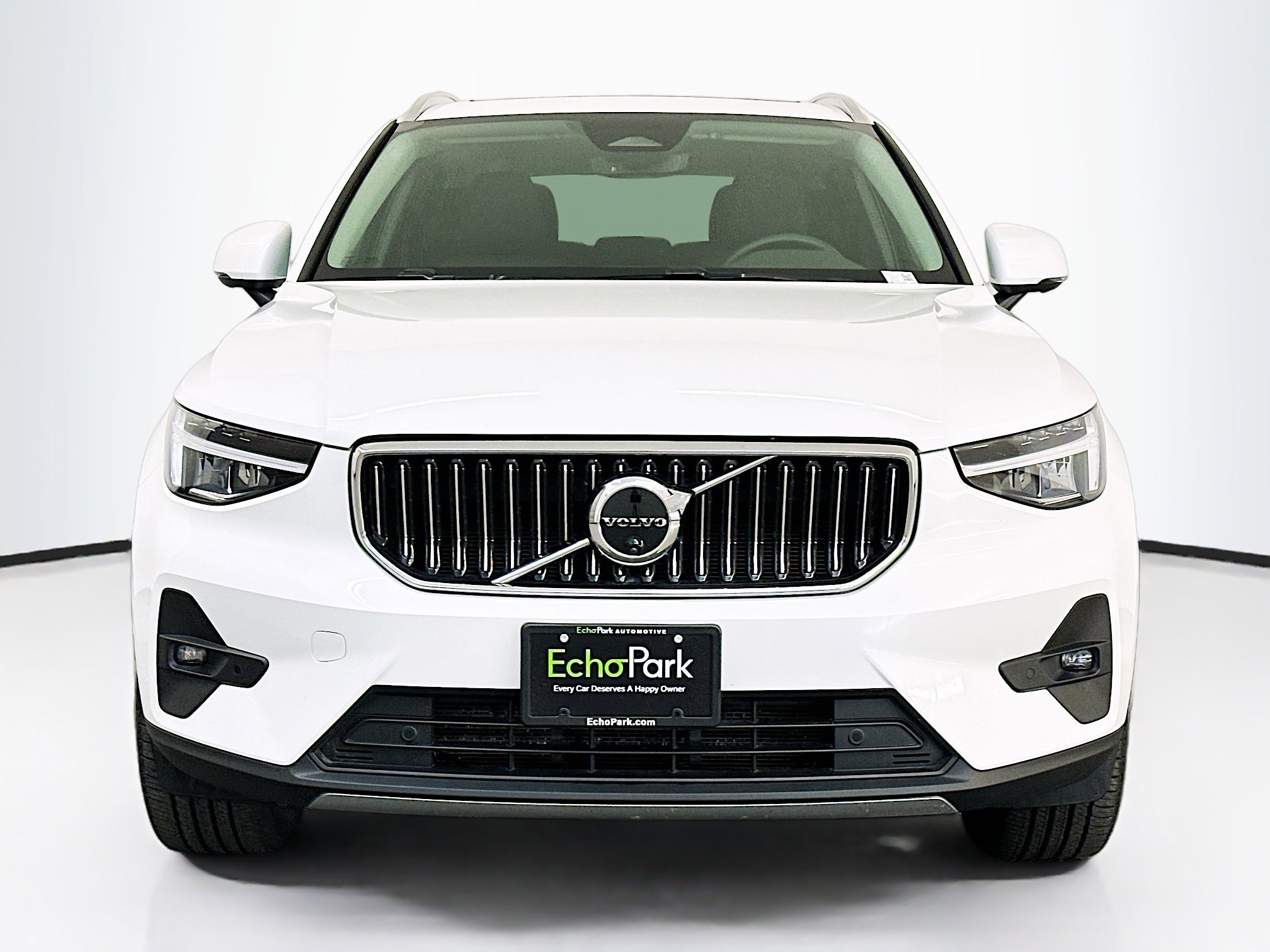 Used 2025 Volvo XC40 B5 Plus image 2