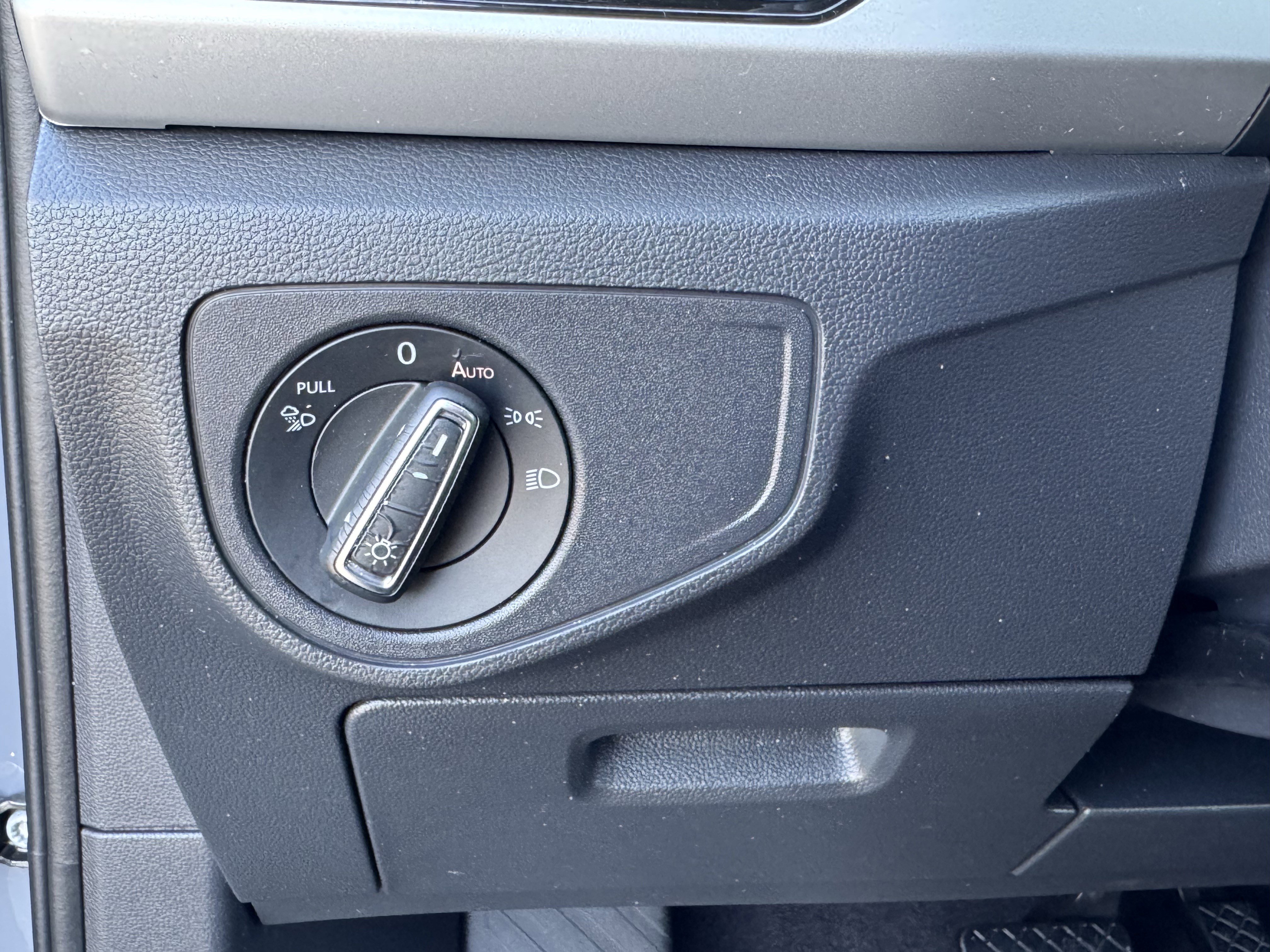 Certified 2022 Volkswagen Atlas Cross Sport SE w/ Panoramic Sunroof Package FWD image 31