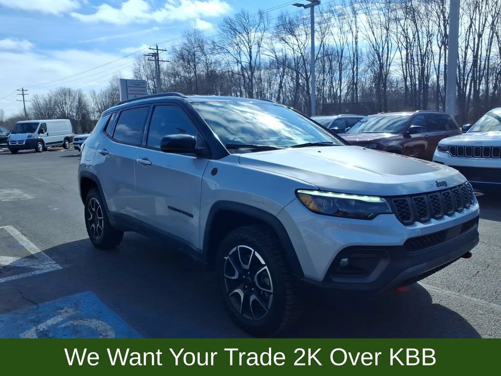 Used 2025 Jeep Compass Trailhawk w/ Trailhawk Elite Group AWD/4WD image 4