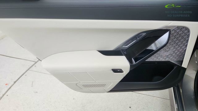 Used 2024 BMW i7 xDrive60 image 34