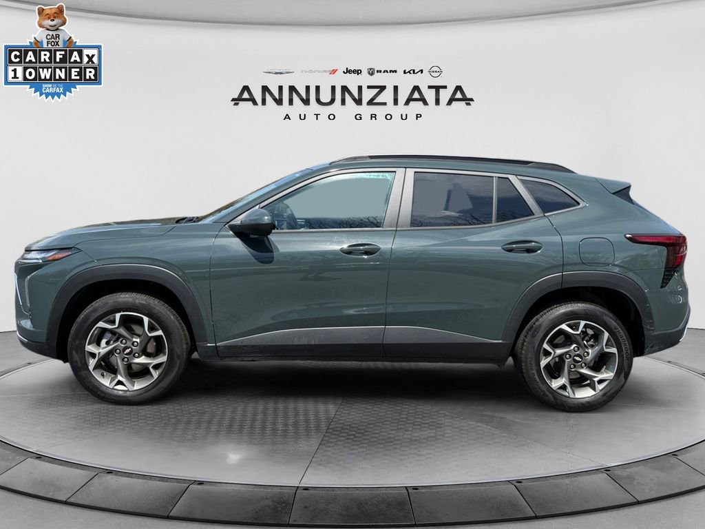 Used 2025 Chevrolet Trax LT FWD image 2