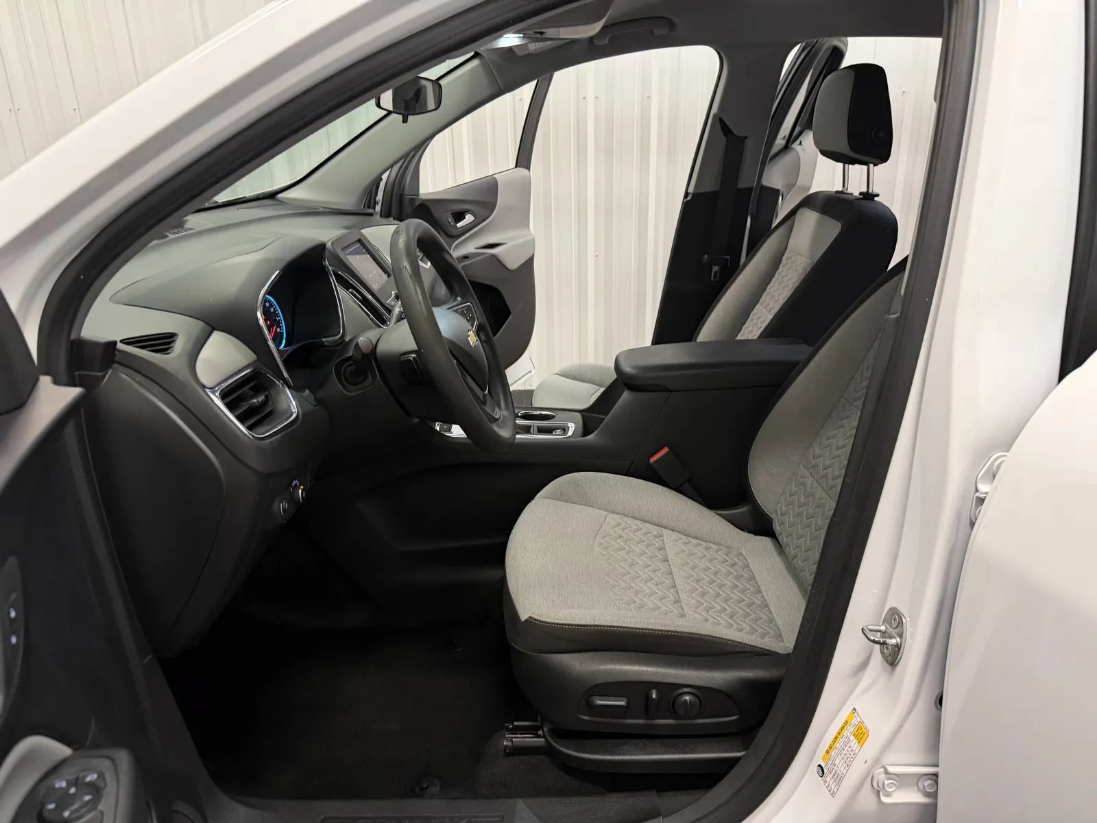 Used 2023 Chevrolet Equinox LS w/ LS Convenience Package AWD/4WD image 37