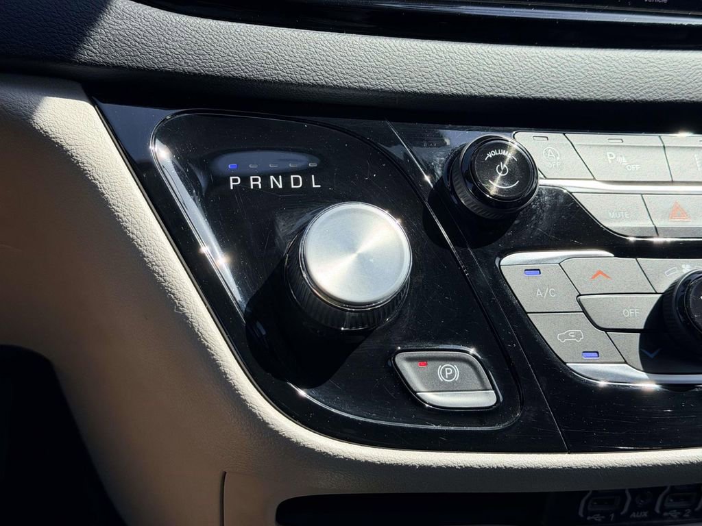 Used 2023 Chrysler Pacifica Touring-L image 6
