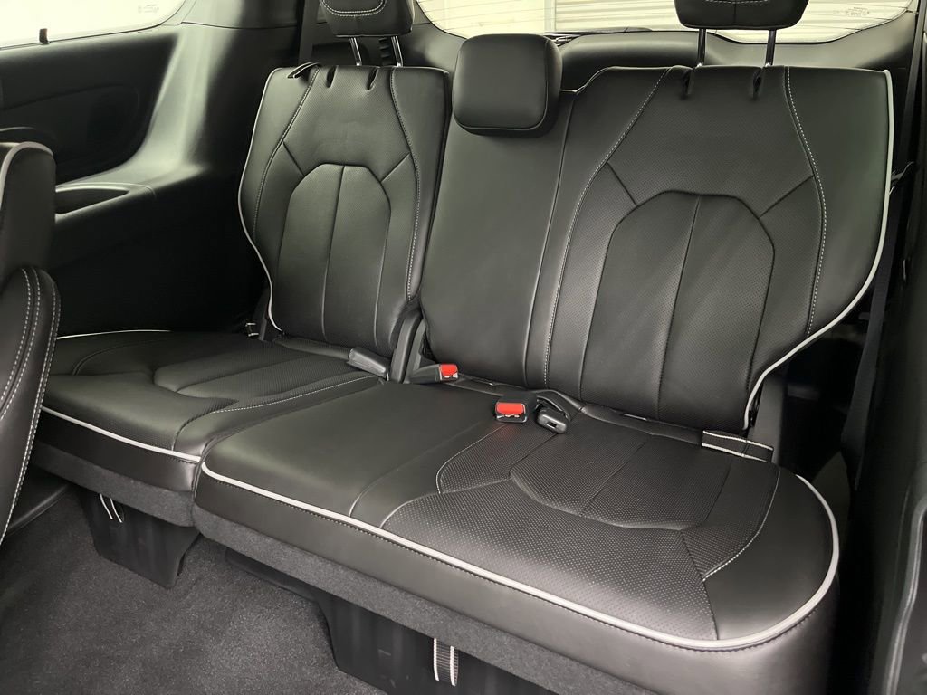 New 2026 Chrysler Pacifica Limited w/ Uconnect Theater Family Group image 5
