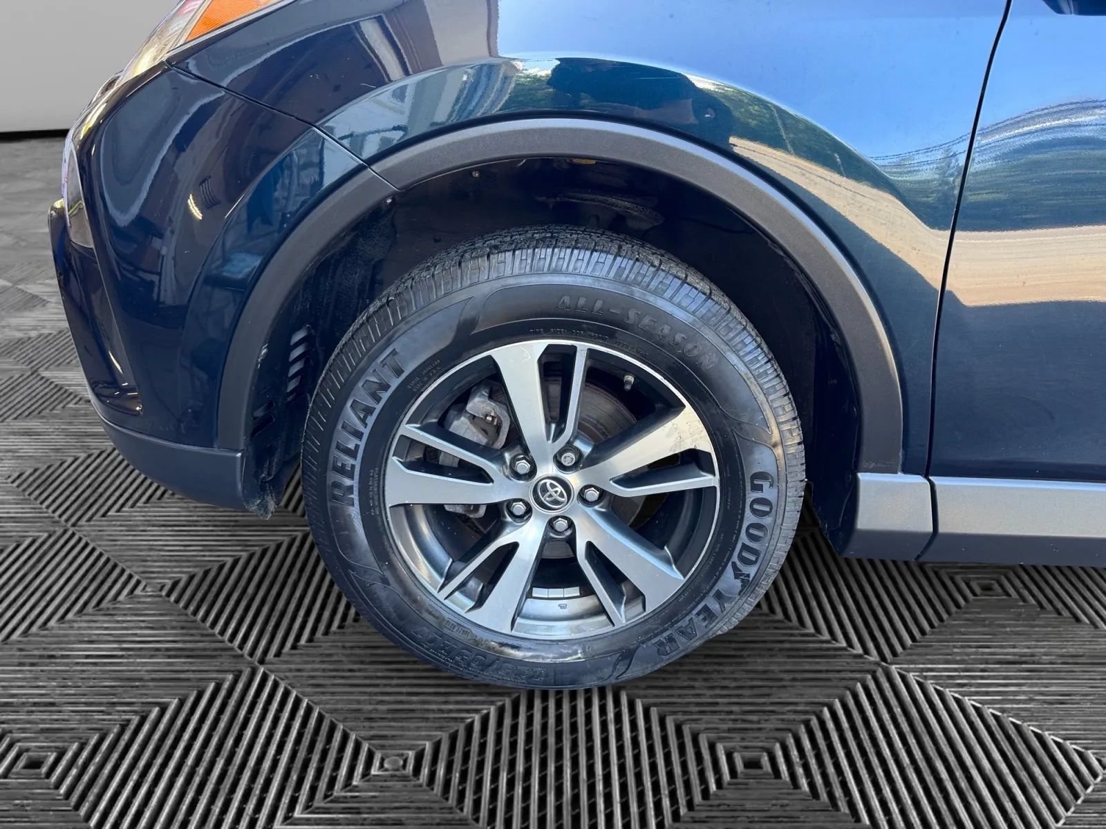 Used 2018 Toyota RAV4 XLE AWD/4WD image 9