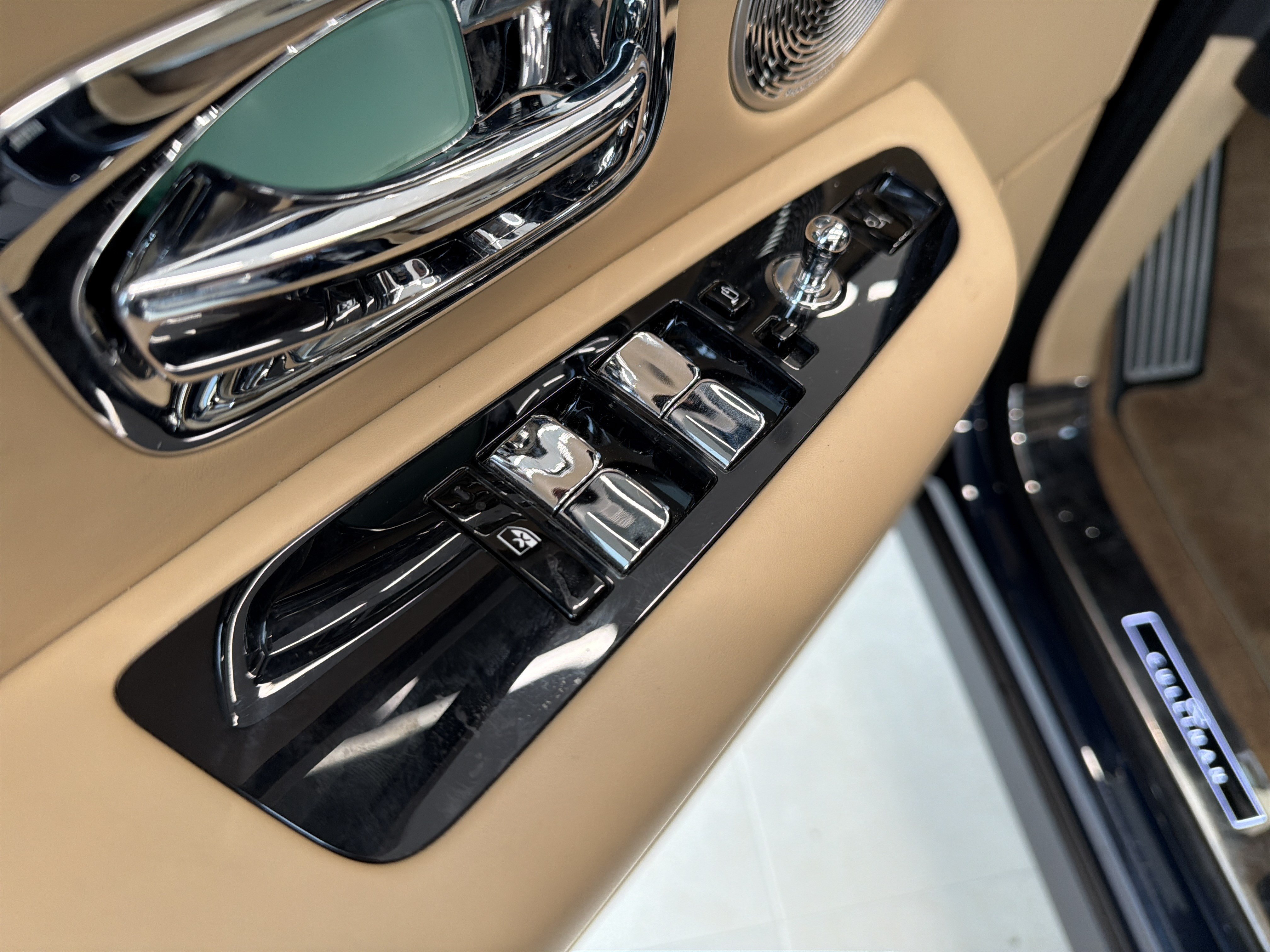 Certified 2024 Rolls-Royce Cullinan Black Badge AWD/4WD image 5
