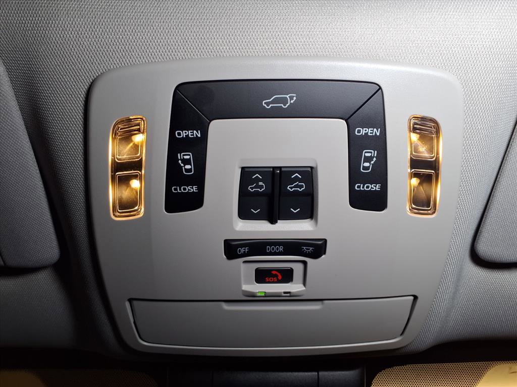 Used 2025 Toyota Sienna XLE image 10