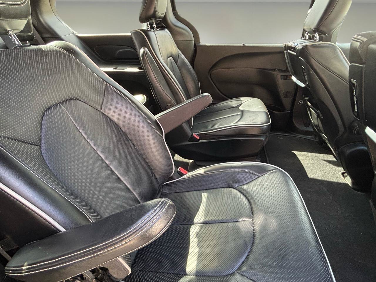 Used 2019 Chrysler Pacifica Limited w/ Advanced Safetytec Group FWD image 16