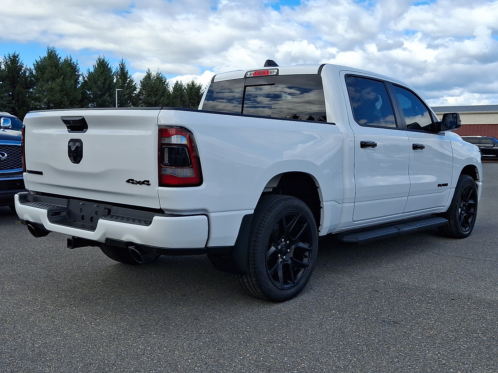 Used 2024 RAM 1500 Laramie AWD/4WD image 6