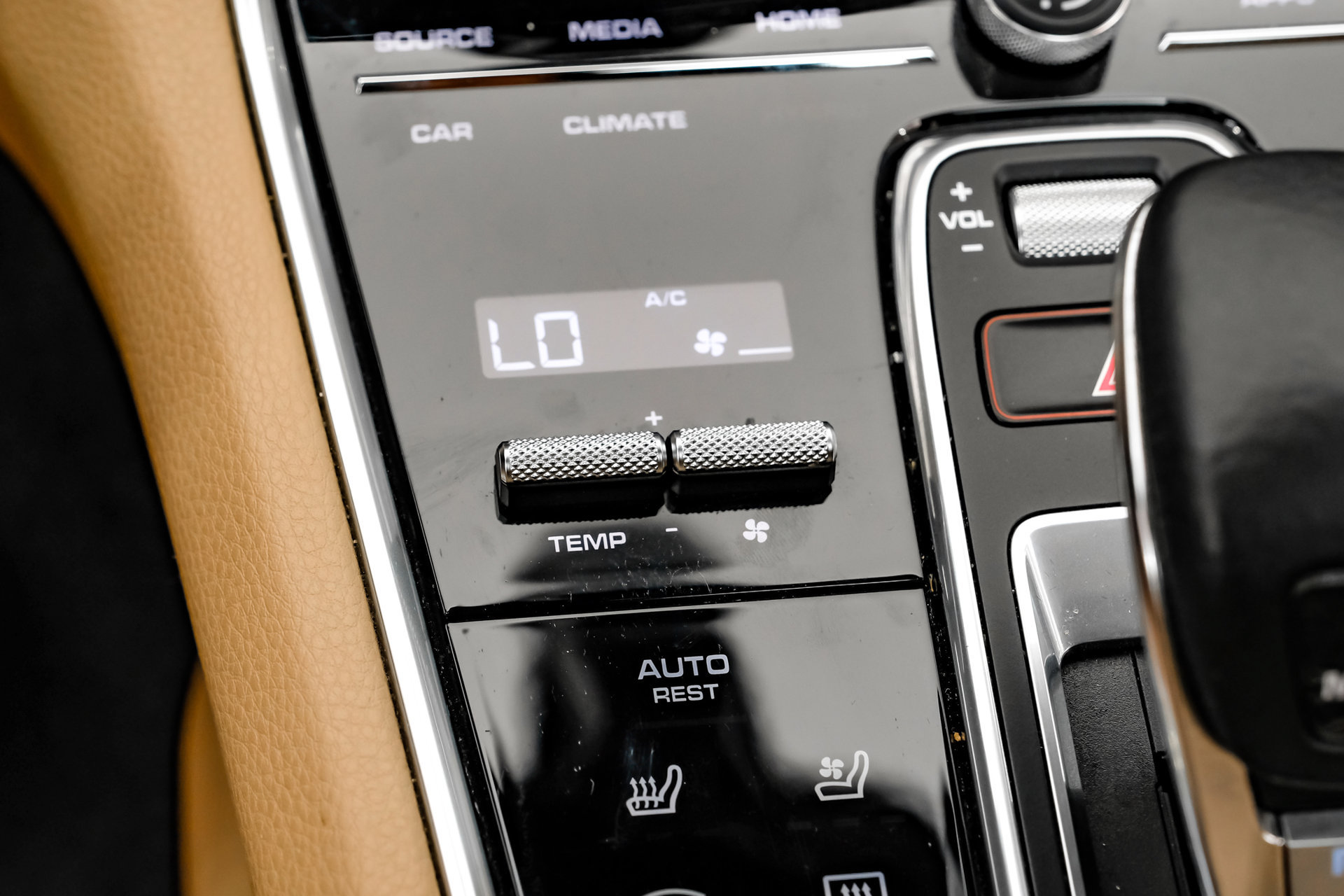 Used 2023 Porsche Panamera Platinum Edition w/ Sportdesign Package RWD image 33
