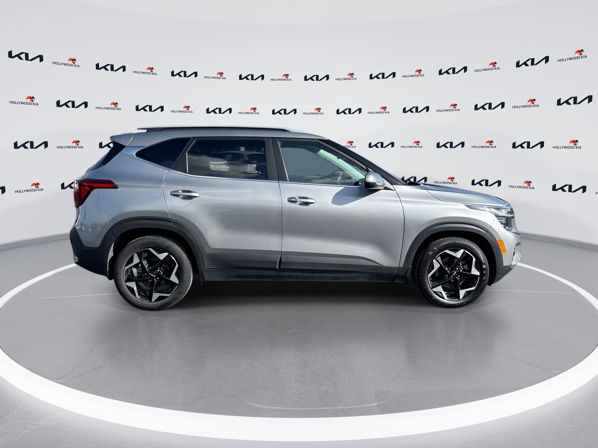 Used 2024 Kia Seltos EX FWD image 9