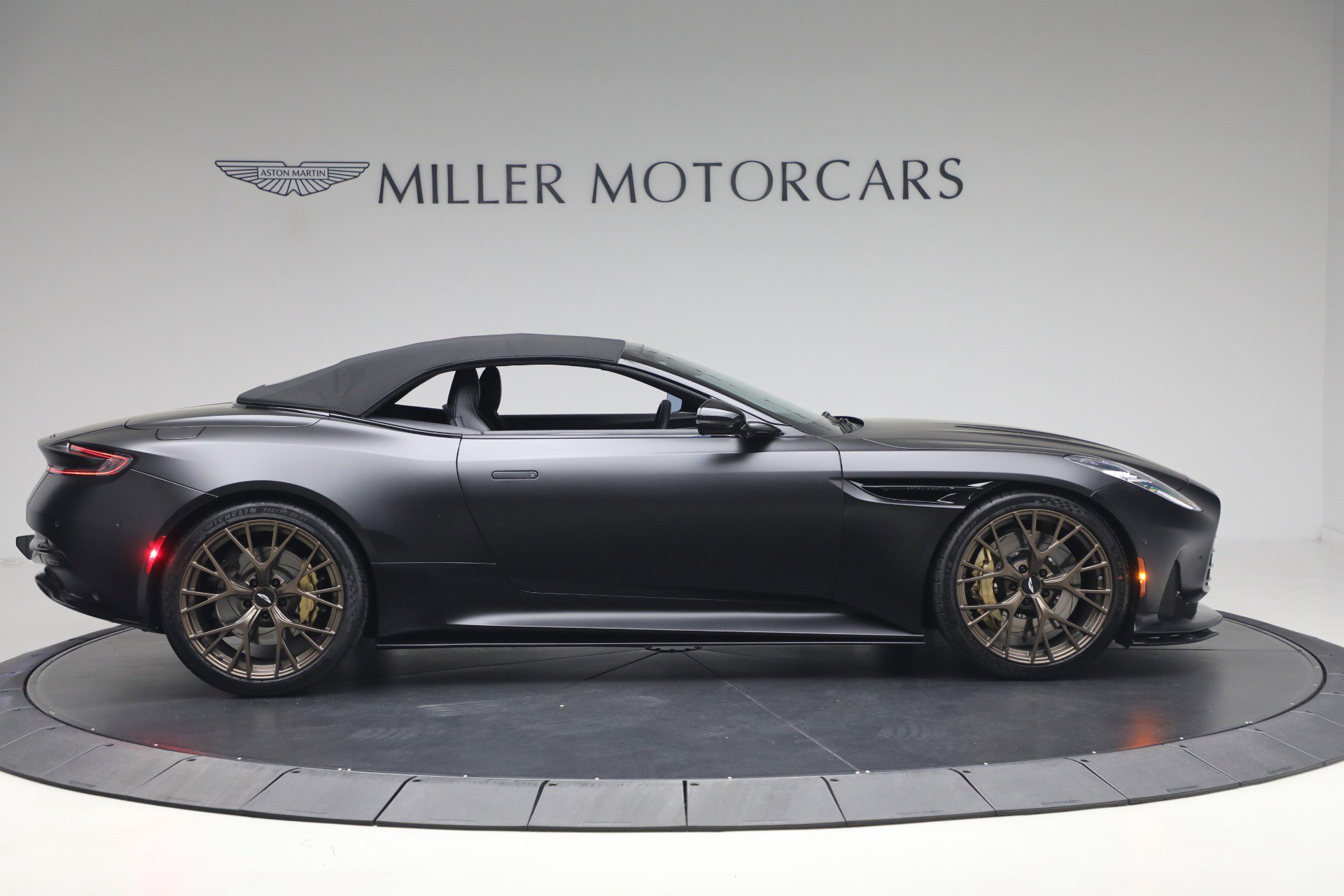 Used 2024 Aston Martin DB12 Convertible RWD image 22
