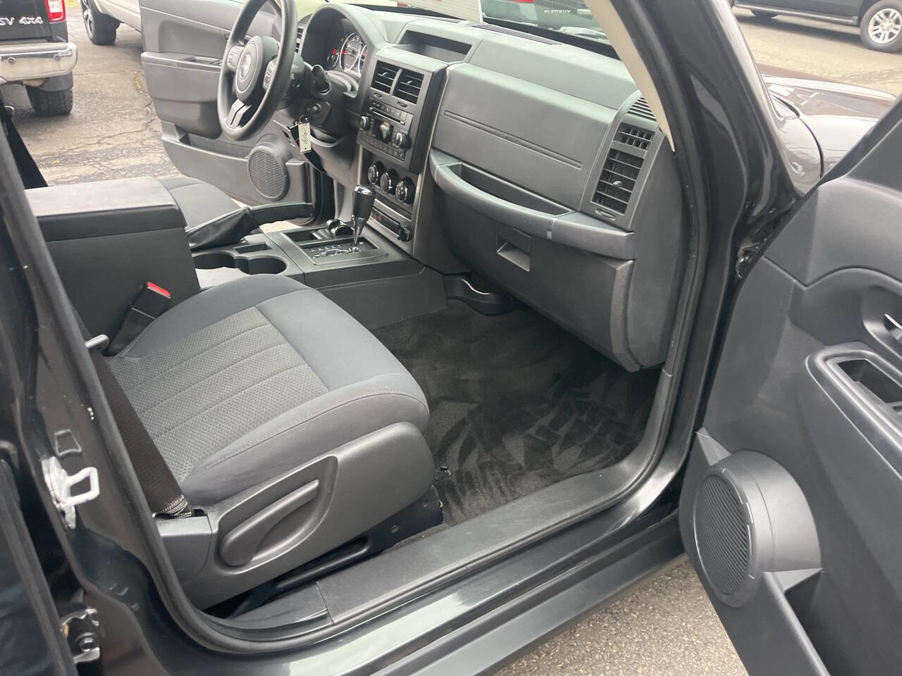 Used 2011 Jeep Liberty Sport image 26