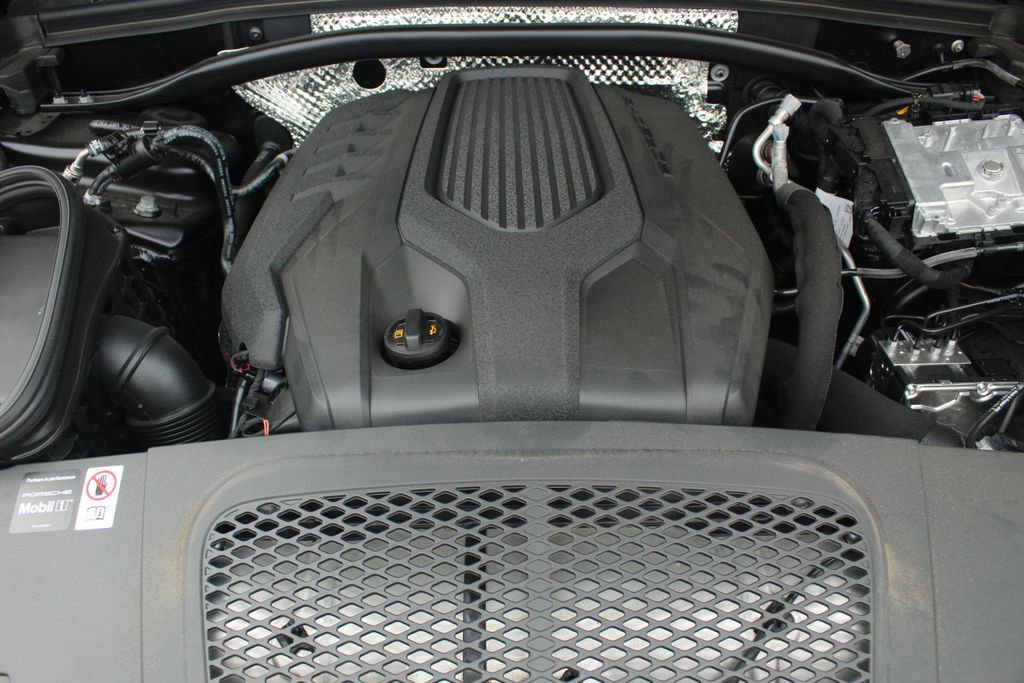 Certified 2025 Porsche Macan image 16