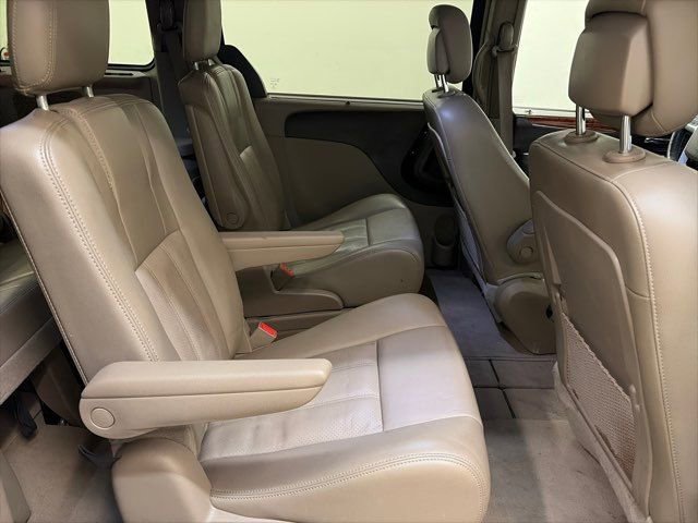 Used 2013 Chrysler Town & Country Touring-L w/ Driver Convenience Group FWD image 34
