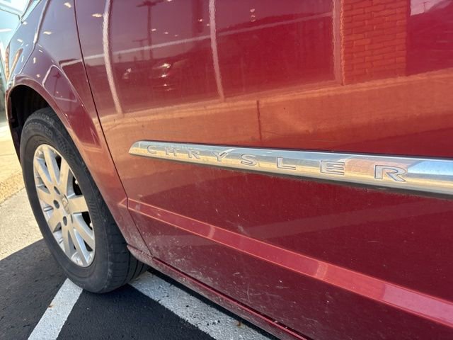 Used 2014 Chrysler Town & Country Touring FWD image 10