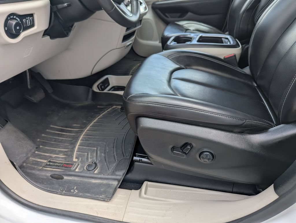 Used 2023 Chrysler Pacifica Touring-L FWD image 32