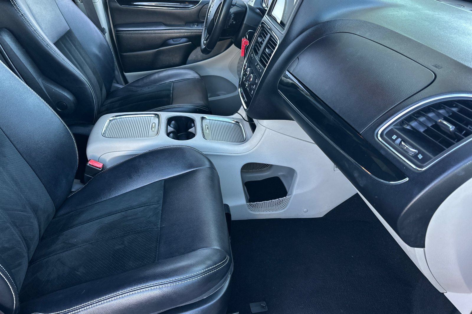 Used 2017 Dodge Grand Caravan SXT FWD image 14