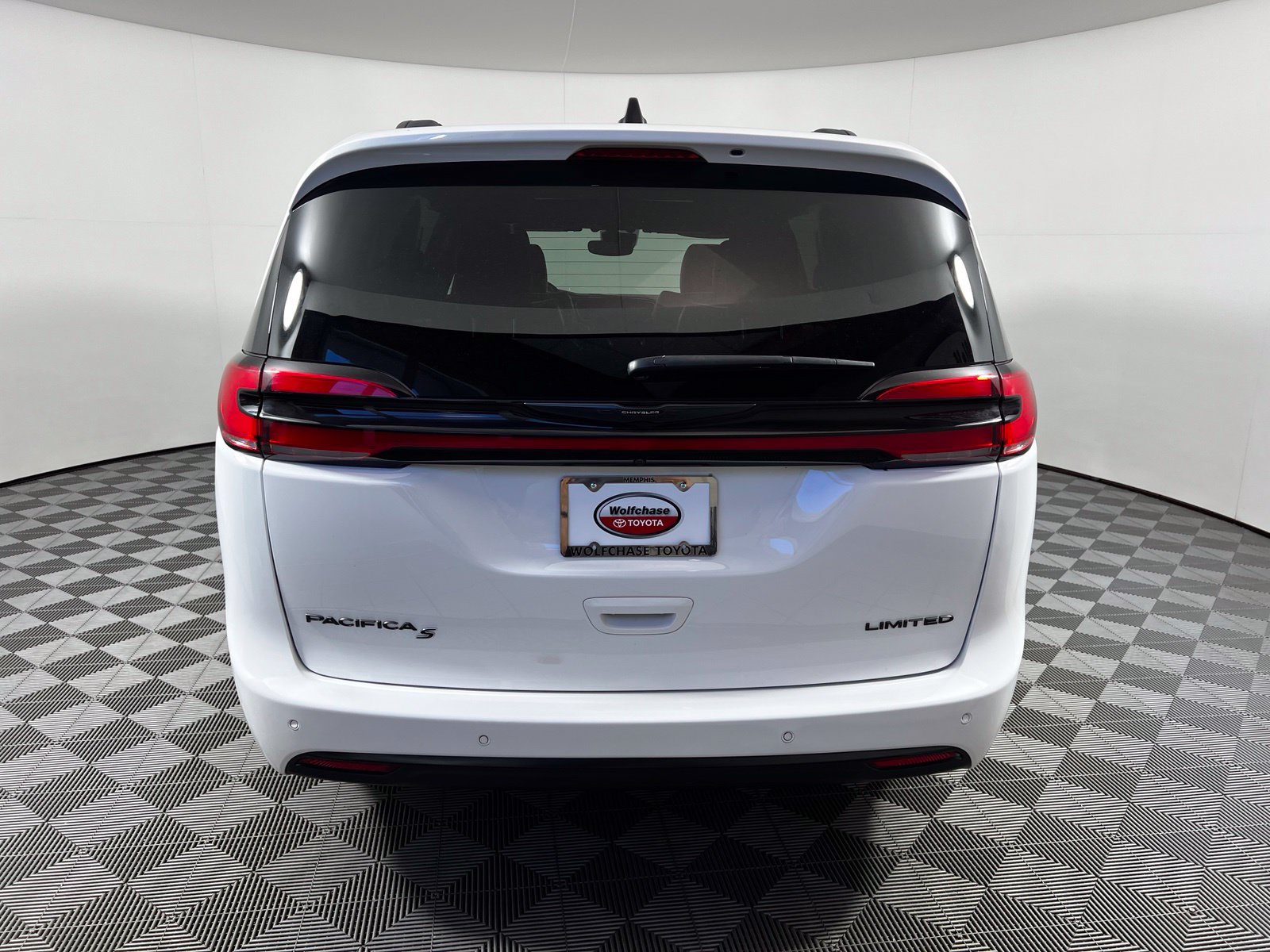 Used 2025 Chrysler Pacifica Limited FWD image 6