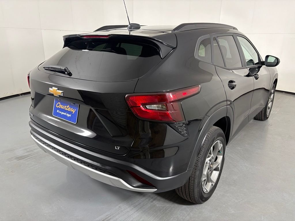 Used 2025 Chevrolet Trax LT FWD image 8