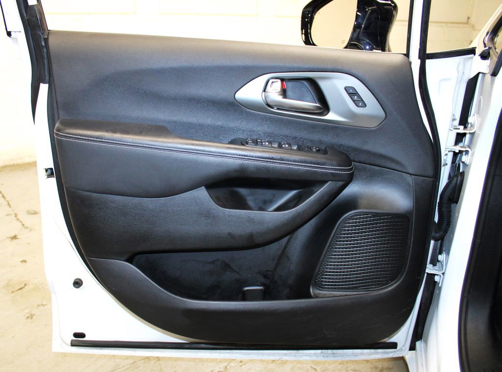 Used 2025 Chrysler Pacifica Select image 25