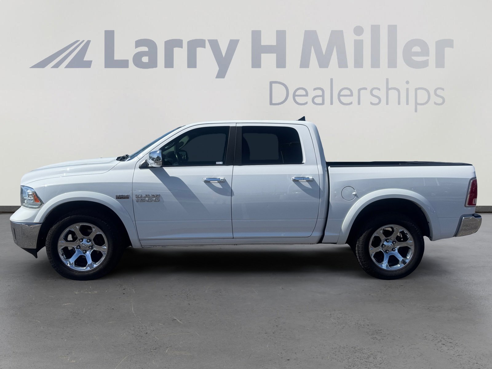 Used 2018 RAM 1500 Laramie AWD/4WD image 2