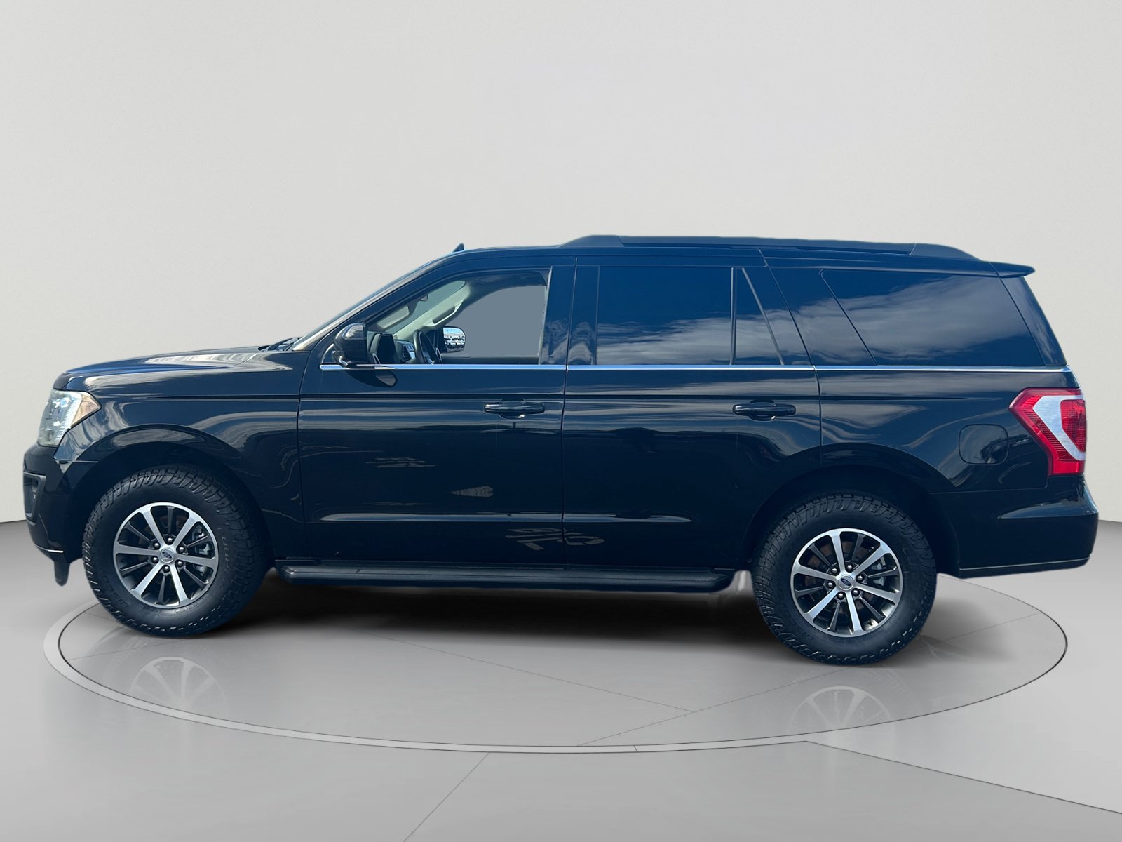 Used 2020 Ford Expedition XLT RWD image 2