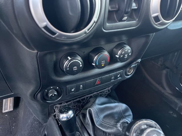 Used 2016 Jeep Wrangler Unlimited Rubicon w/ Connectivity Group AWD/4WD image 25