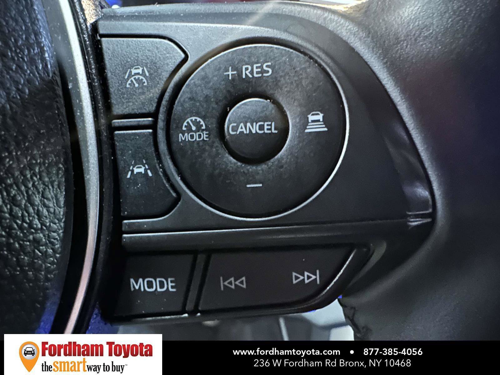 Used 2025 Toyota Corolla Cross LE image 28