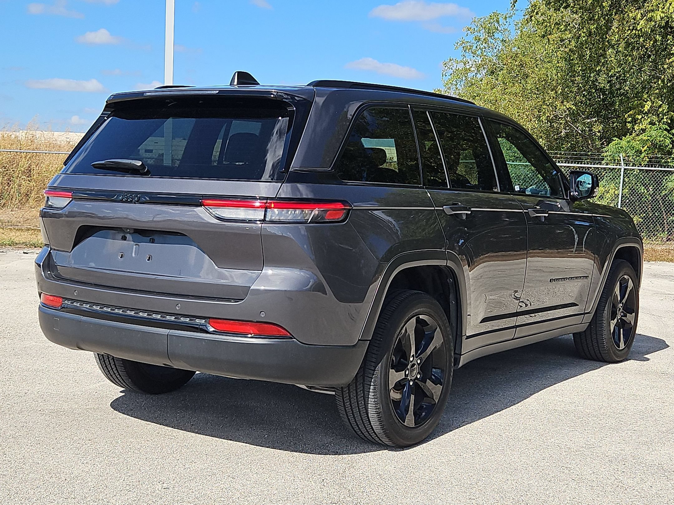 Used 2025 Jeep Grand Cherokee Laredo RWD image 3
