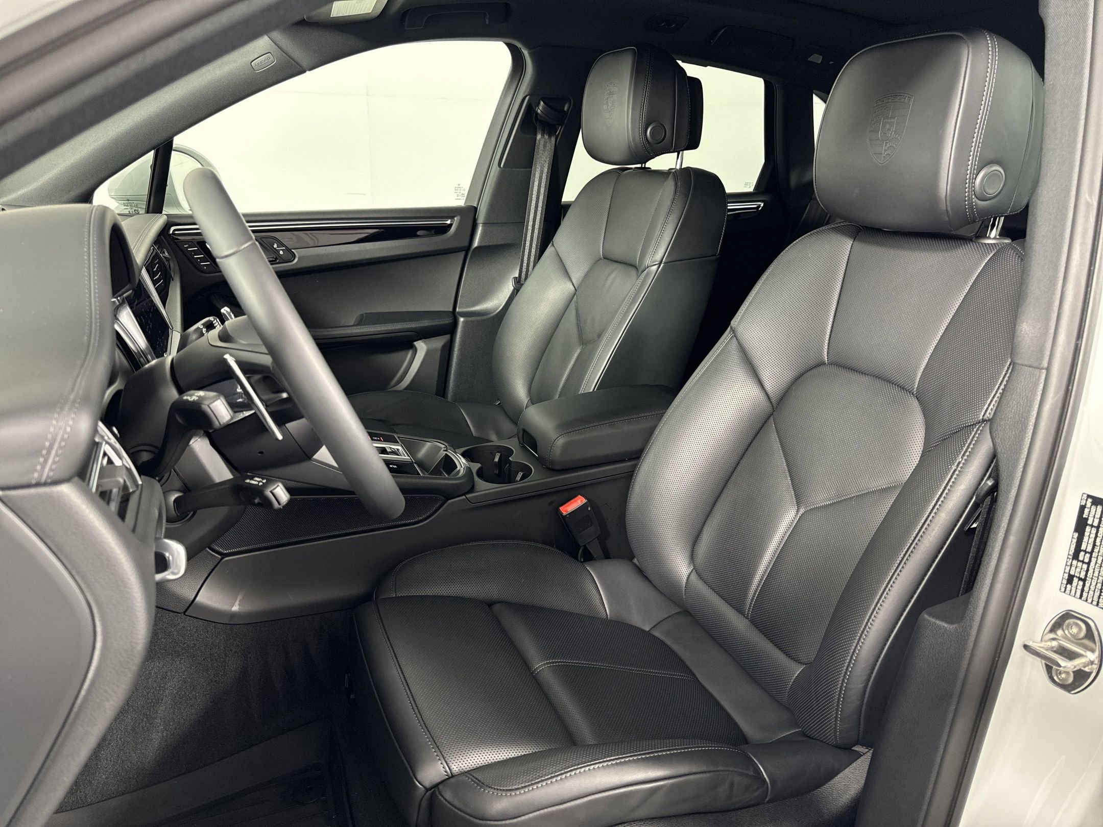 Certified 2025 Porsche Macan image 5