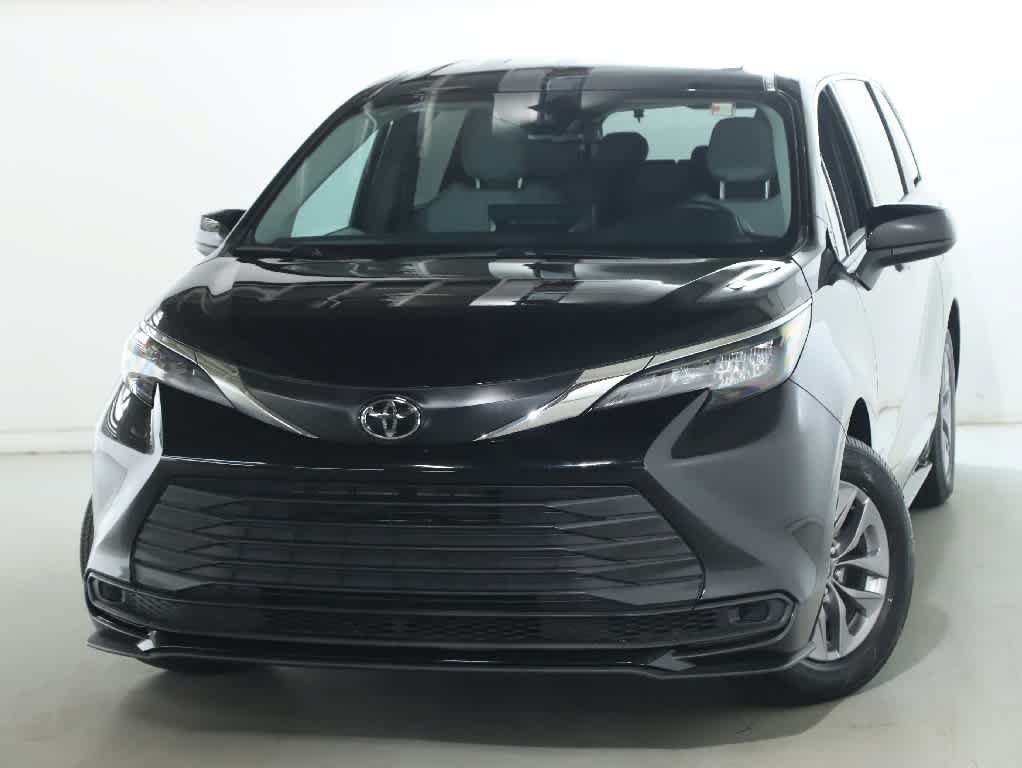 Certified 2026 Toyota Sienna LE AWD/4WD image 3