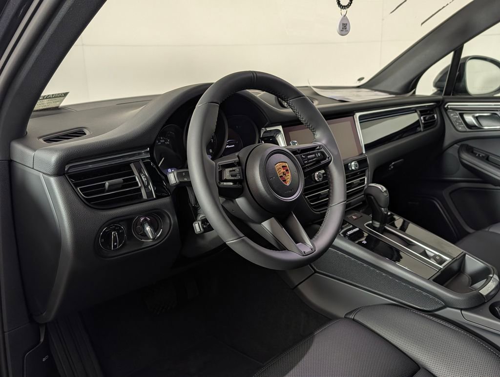 New 2026 Porsche Macan image 4