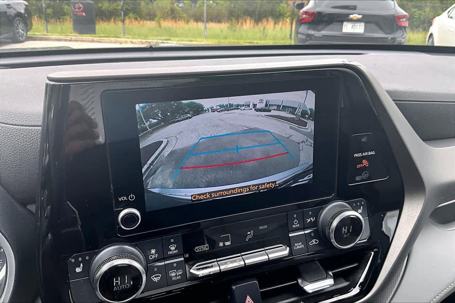 Used 2023 Toyota Highlander XLE AWD/4WD image 27