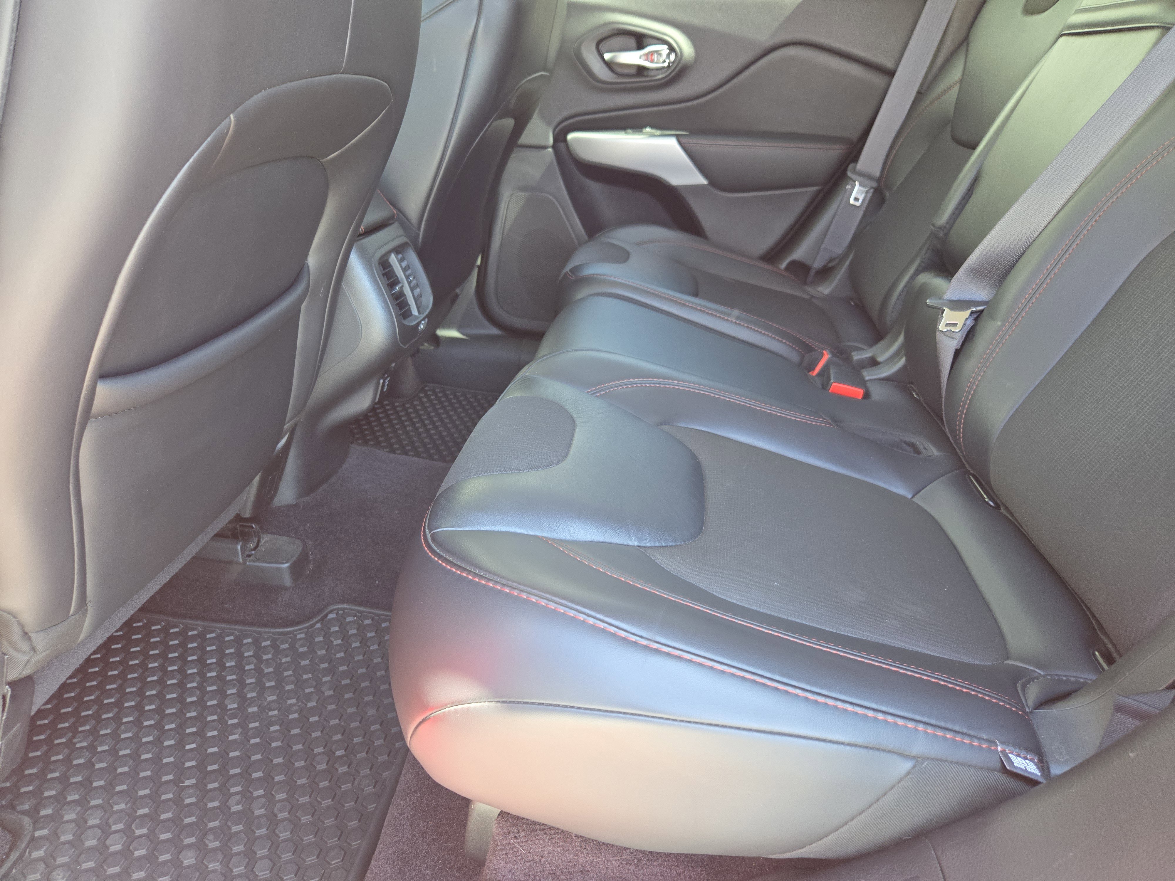 Used 2017 Jeep Cherokee Trailhawk AWD/4WD image 30