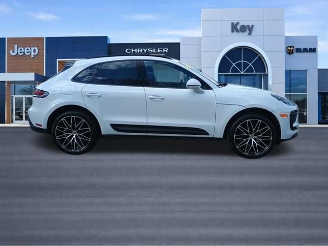 Used 2025 Porsche Macan AWD/4WD image 6