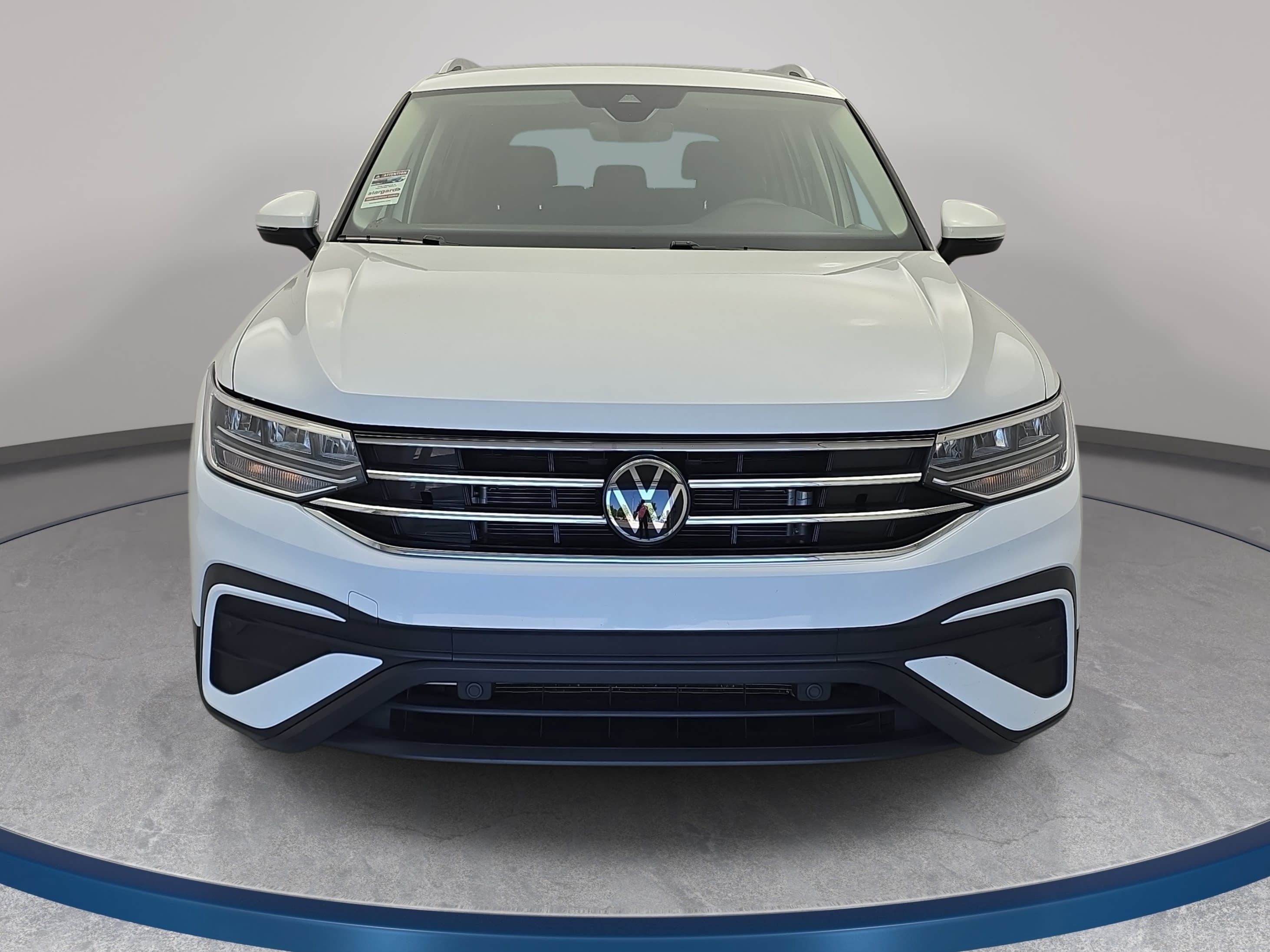 Used 2023 Volkswagen Tiguan SE FWD image 2