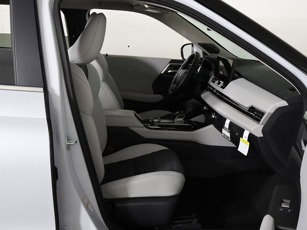 New 2025 Mitsubishi Outlander SE image 30